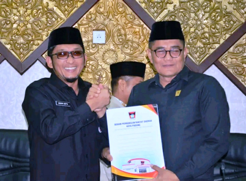 SERAHKAN - Ketua DPRD Padang Syafrial Kani serahkan APBD Perubahan 2022 usai pengesahan kepada Walikota Hendri Septa. 